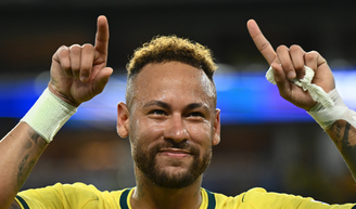 Neymar desiste de desistir da Copa? Dirigentes de futebol e carta aberta do pai do jogador aumentam chances de novo Mundial; situação parecida já aconteceu com Messi.