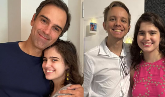Tadeu Schmidt vai aumentar a família! Filha mais velha do apresentador do 'BBB' anuncia noivado com psicólogo após 4 anos e meio de namoro.