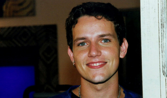 Quem foi Edward Boggis? Ator de 'Malhação' e 'Sandy & Júnior', morto aos 49 anos, enfrentou depressão e chegou a ser internado em clínica psiquiátrica.