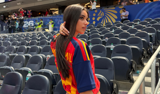Parecem sapatilhas de balé, mas são os sapatos românticos da Melissa no tom 'bandeira da Espanha' que estou viciada em combinar com jorts neste inverno.