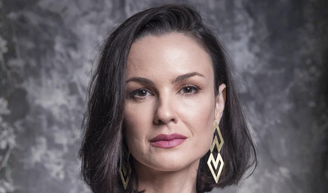 Carolina Kasting, hoje aos 51 anos: 'O tempo passou a ser meu amigo. Ele me ensina coisas incríveis, por exemplo, que sou muito mais bonita hoje porque aprendi a me amar, a aceitar as minhas dificuldades e qualidades'.