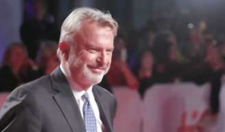'Essa vai emocionar os desgraçados, se nada mais conseguir': bem antes da morte aos 78 anos, Sam Neill, de 'Jurassic Park', já tinha escolhido essa música de 1995 para seu funeral.
