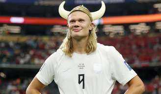 Um souvenir de viagem caro e bizarro: Erling Haaland volta da Copa 2026 com guaxinim empalhado de quase R$ 4 mil; craque pede ajuda sobre o 'mimo'.