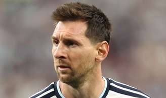 'Messi conseguiu': escolha da Fifa para juiz da semifinal Inglaterra x Argentina levanta polêmica no país de Harry Kane.