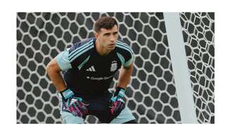 É assim a casa do goleiro da Argentina, Dibu Martínez, na Inglaterra: mansão tem design moderno, piscina aquecida e muita luz natural.
