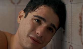João Victor Gonçalves vive Mau Mau na novela 'Quem Ama Cuida', da Globo, um jovem awue está descobrindo a própria sexualidade, mas vive pressionado pelo preconceito do avô, Otoniel (Tony Ramos).