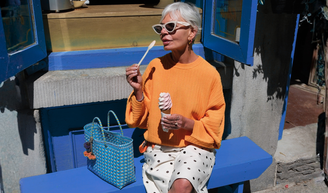 Parecem sapatilhas de dança, mas são os novos tênis da marca japonesa Onitsuka Tiger na cor 'caneta Bic': minimalistas, elegantes e ideais para mulheres 50+.