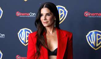 Sandra Bullock, aos 61 anos: 'Não me privo de comer ou de me divertir. Sempre fui saudável, e isso não significa que sempre fui esquelética'.