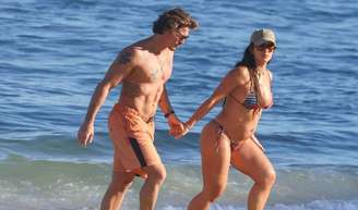Rômulo Arantes Neto e Mari Saad foram à praia neste sábado, 18 de julho de 2026.