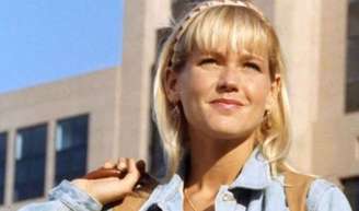 Em vez de deixar que as dificuldades definam seu destino, Xuxa em 'Lua de Cristal' escolhe continuar caminhando. o próprio lema do flme diz: "Tudo pode ser, só basta acreditar!".