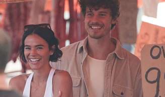 Shawn Mendes e Bruna Marquezine foram flagrados em uma feira na Barra da Tijuca, no Rio de Janeiro.