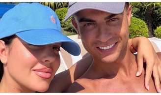 Cristiano Ronaldo e Georgina Rodríguez curtiram a piscina da mansão do casal.