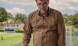 Rodrigo Lombardi assume visual estranho na série 'Jogada de Risco': barriga saliente, barba por fazer, cabelo grisalho e uma postura corporal curvada.