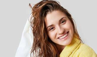 Helena Rodero, farmacêutica espanhola: 'Aplicar o condicionador no cabelo seco antes do shampoo, do meio das madeixas até as pontas, é recomendado para cabelos delicados e sem brilho'.