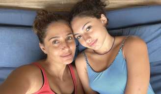 'É engraçado falar isso...': aos 18 anos hoje, linda filha de Camila Pitanga faz rara aparição na TV e conta hábito da atriz que transformou a relação.