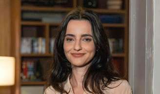 Julia Stockler tem chamado a atenção do público ao interpretar Suely, a secretária que decide romper o silêncio e se tornar uma das principais aliadas de Adriana (Letícia Colin) na queda de Ademir (Dan Stulbach).