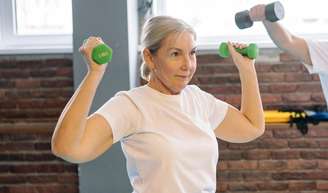 Kelly Sabalza, instrutora de Pilates: 'É possível melhorar a flacidez trabalhando os braços e os ombros de forma consciente com o Pilates'.