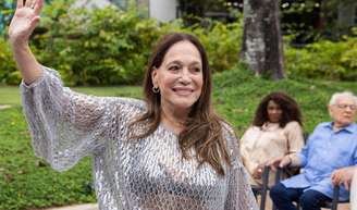 Susana Vieira é um verdadeiro símbolo de vitalidade e longevidade. Sempre pronta para dar boas gargalhadas, falar o que pensa e exalar amor-próprio, ela encarna o conceito de felicidade ativa.