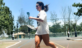 Sem precisar usar shorts nem aplicar talco comum: o truque de estilistas para evitar que as coxas fiquem esfregando umas nas outras debaixo de um vestido.
