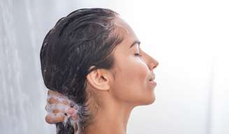 Como lavar o cabelo ao contrário: 4 passos para dar mais maciez e volume ao cabelo fino.