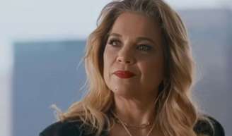 Pilar faz escândalo no salão de beleza onde Adriana trabalha na novela 'Quem ama cuida'.