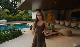 Devota do candomblé, Anitta reservou uma parede para o quadro 'Divindades', que reúne diferentes orixás em uma única composição, o que reforça a importância da religião da cantora.