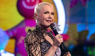 A lição de envelhecimento de Xuxa, aos 63 anos: 'Por mais que eu use os melhores cremes, me olho no espelho e não me vejo como antes. É difícil'.