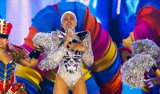 'Cinco Patinhos' aos 30, 40 e 50 anos? Show 'O Último Voo da Nave', de Xuxa, vira alvo de deboche, e fãs rebatem: 'Amargurados sem infância'.