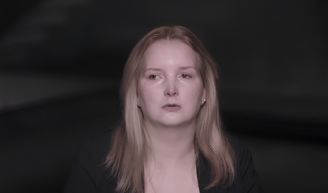 Filha de Elize Matsunaga deixa o Brasil aos 16 anos após novo filme da Netflix sobre o crime.