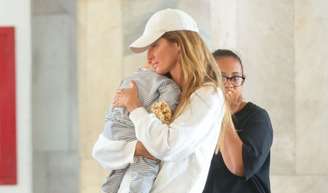 Com tênis retrô de R$ 1 mil e aerolook comfy, Gisele Bündchen é clicada com o filho de 1 ano e 5 meses em aeroporto do Rio. Fotos!.