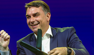 Flávio Bolsonaro pode parar na lista da Interpol? Polícia Federal avalia inclusão do pré-candidato à presidência por conta dos R$ 61 milhões de Vorcaro para filme.