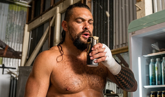 Jason Momoa, hoje aos 47 anos, o Blanka de 'Street Fighter' e eterno 'Aquaman': 'Minha mãe sempre tomava cervejas de qualidade. Ela acabou me criando bebendo as melhores'.