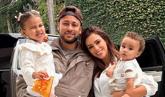 Esposa de Neymar, Bruna Biancardi nega que o jogador tenha cancelado festa de luxo para comemorar 1 ano da filha Mel: 'Até show de fogos já inventaram'.
