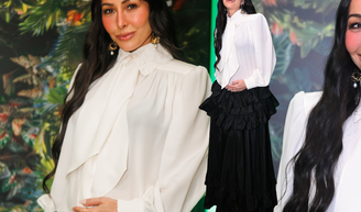 Sempre fashionista! Grávida, Sabrina Sato exibe barriguinha em look que reúne 3 tendências da moda internacional: laço gigante, bordados e saia volumosa.