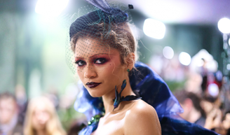 Tema do Met Gala 2027 vira polêmica na moda: hoje aos 65 anos, John Galliano é escolhido para a honraria rara; já demitido da Dior por falas racistas e antissemitas, estilista tem parceria com a Zara.