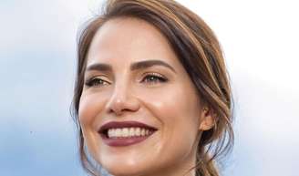 Adriana (Leticia Colin) vai ficar rica com a ajuda de Francesca (Nathalia Dill) na novela 'Quem ama cuida'.