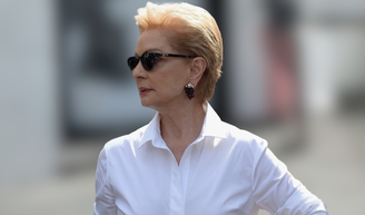 Carolina Herrera reinventa a camisa branca com um toque superfeminino que fica bem em qualquer idade.
