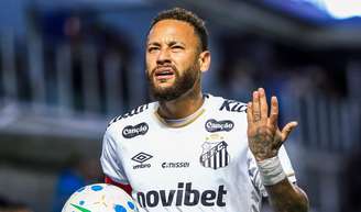 Antes de confusão no vestiário, Neymar provocou torcedor do Remo ao sair de campo: 'Beijinho para sua mulher'.