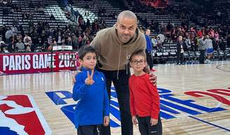 Aos 44 anos, ex-astro da NBA coloca filhos pré-adolescentes para viajar de classe econômica com as babás para 'castigá-los'.