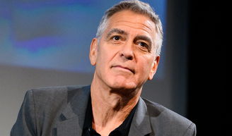 George Clooney, 64 anos: 'Foi um começo difícil. Dormi no chão de um armário por dois anos e, durante cinco anos, fui de bicicleta aos testes de elenco'.