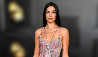 Cristal cravejado no pé! Parecem uma joia, mas são os novos tênis floridos e maximalistas da marca britânica dos anos 60 na cor 'primavera luxuosa' que vão rejuvenescer os seus looks.