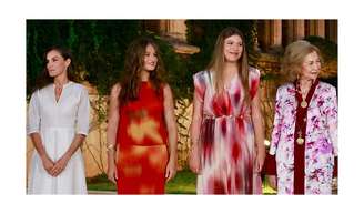 Sandálias douradas para todas: as mulheres da Família Real da Espanha usam o calçado mais confortável e elegante da estação.
