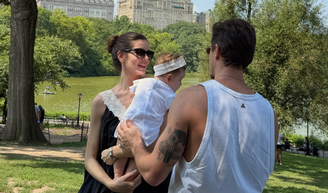 À la 'Bonequinha de Luxo': Camila Queiroz curte o verão em Nova York com vestido preto 'comfy' de renda creme por quase R$ 1,5 mil ao lado de Klebber Toledo em clique raro com a filha Clara, de 7 meses.