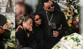 A emoção de Dudu Nobre no velório musical da mãe: consolado pelas filhas, Olívia e Thalita, cantor toca cavaquinho e bebe vinho em última homenagem.