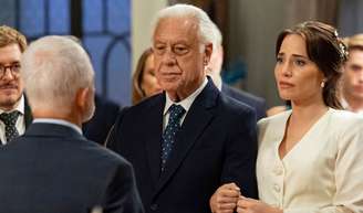 Mau pressentimento? Em 'Quem Ama Cuida', descoberta de Adriana pode revelar que Arthur previu a própria morte.
