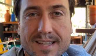 Aos 38 anos, Angel Ferreira deixou o Rio de Janeiro para viver na Chapada dos Veadeiros, em Goiás, e não foi para morar em um bom apartamento. O artista tem residido em um ônibus, sem energia elétrica ou saneamento.