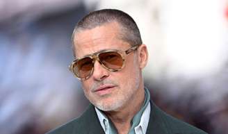 Brad Pitt, aos 62 anos, sobre ser ator: 'É muito intenso, trabalhamos 14 horas por dia durante meses e depois podemos relaxar um pouco'.