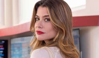 Alinne Moraes, como a vilã Vanessa de 'Por Você', adora um batom vermelho.