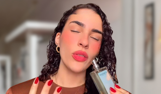 'Gabarito de mulher cheirosa': Lívian Aragão revela perfume fresco para usar de dia e marcante para a noite, com flor de laranjeira e sândalo, que garante 'cheiro de rica' por menos de R$ 140 inspirado em clássico da Armani.
