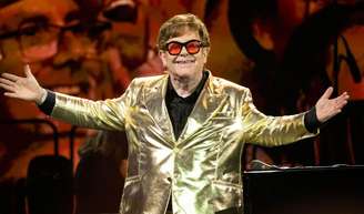 Aos 79 anos, Elton John fez um colar de ouro com ossos seus joelhos operados. 'Parecidos com pedra-pomes, muito porosos'.